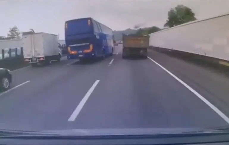 Buschauffeur doet echt hele gevaarlijke inhaalmanoeuvre