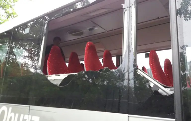 Buschauffeur van Lijn 21 in Emmen nam bocht iets te krap...