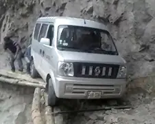 Busje op gevaarlijk weggetje in Peru