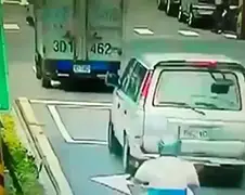Busje vliegt letterlijk door verkeer