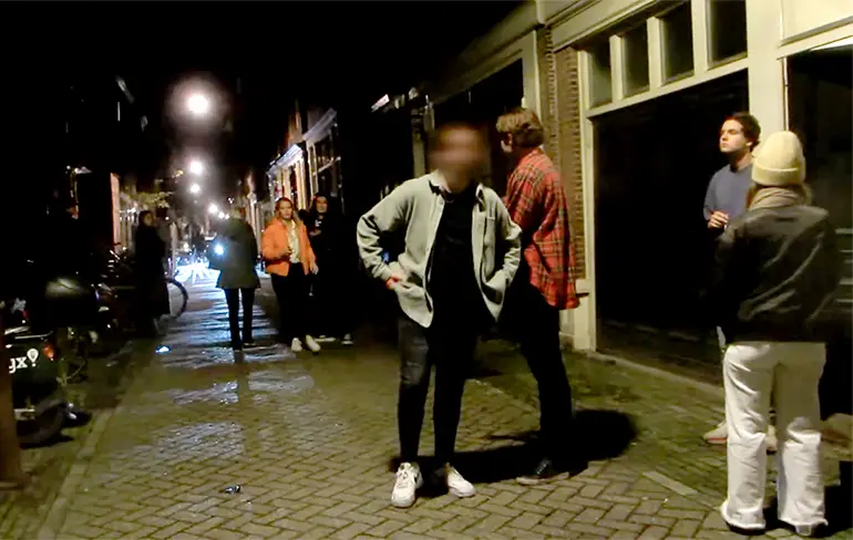 Buurman maakt zich boos over corona huisfeest in Amsterdam