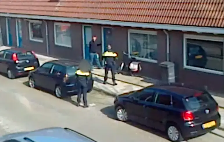 Buurtbewoner legt vast: Agent schiet op aanvaller collega