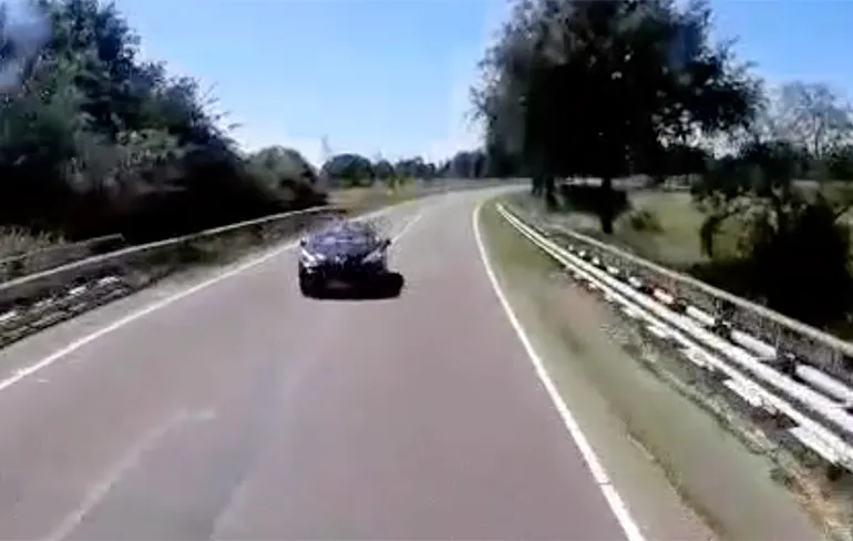 Cabrio rijder let even niet op in Scheemda