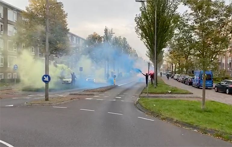 Cambuur-fans maken er een feestje van om spelersbus uit te zwaaien tegen NAC Breda