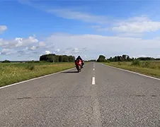 Cameraman heeft broekpoepmomentje tijdens motorrace
