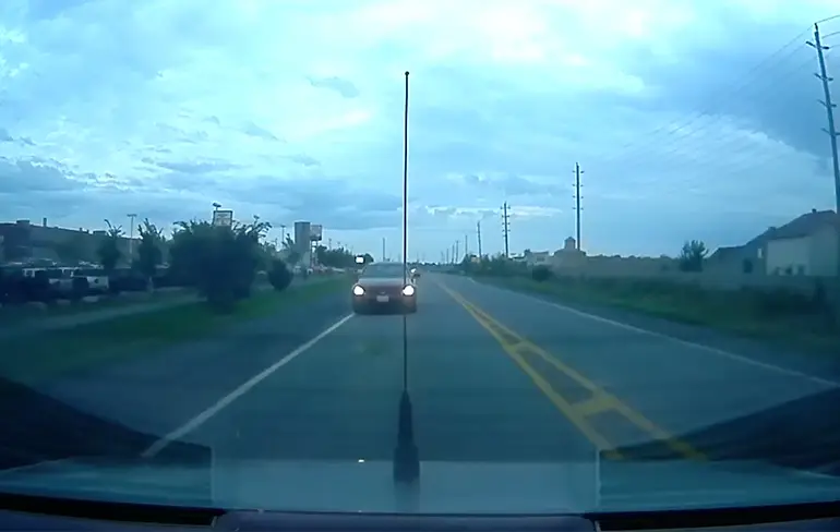 Canadese automobilist gaat stukje vliegen en kust verkeerslicht