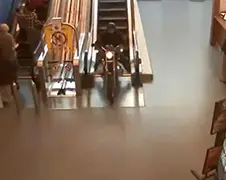 Canadese motorrijder vlucht door winkelcentrum