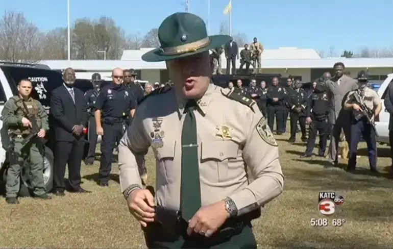 Captain Higgins heeft typische Amerikaanse boodschap voor bendeleden!