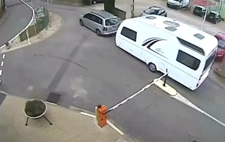 Caravan raakt los en gaat zijn eigen weg...
