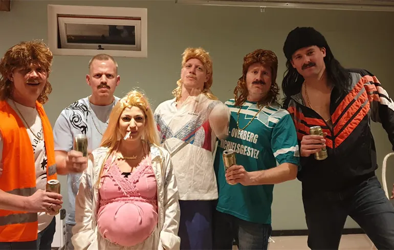 Carnavalsvierders uit Noord-Brabant doen scene uit New Kids na