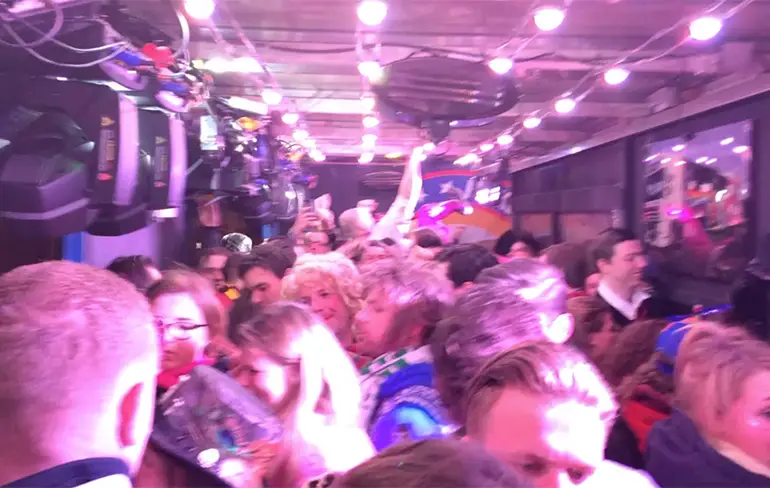 Carnavalswagen doet stoppen: Zit je ineens op de grond