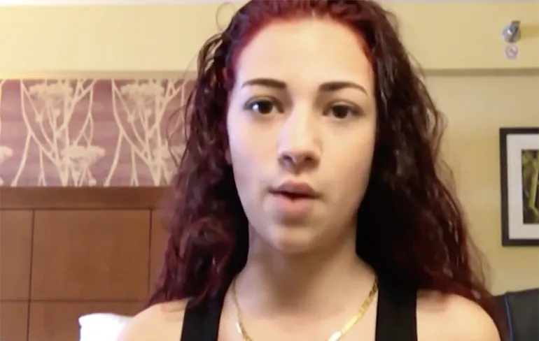 Cash me outside grietje deelt klappen uit in vliegtuig