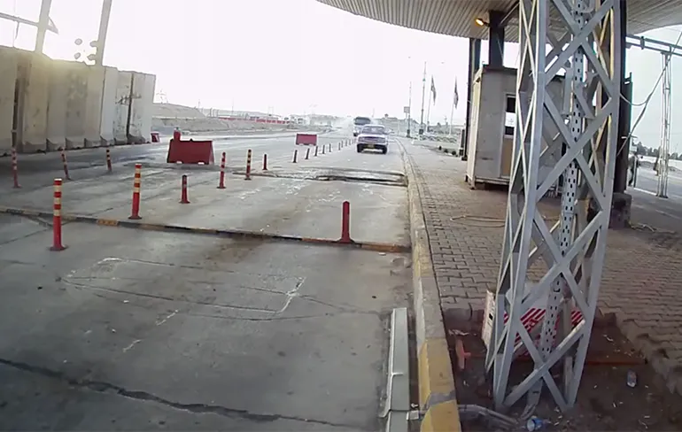 CCTV camera tolhuisje laat fataal ongeluk zien van vrachtwagen zonder remmen