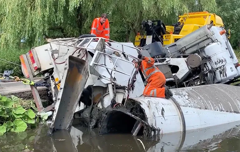Cementwagen die in Schiedamse sloot kukelde kun je wel afschrijven?