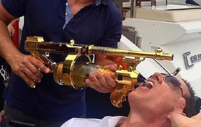 Al aan de Champagne Gun?