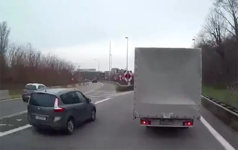 Chauffeur besluit als laatste moment al voorbij is voor andere route