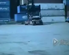 Chauffeur China na foutje heftruck onder container