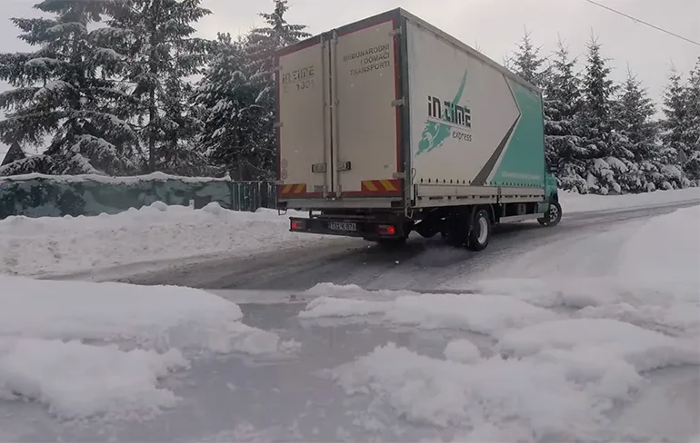 Chauffeur in Bosnië en Herzegovina drift er lekker op los