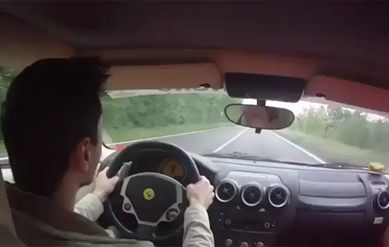 Chauffeur in Ferrari helpt bijna zichzelf en passagier naar andere wereld