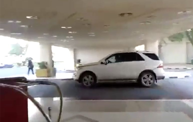 Chauffeur in Qatar is knettergek en ramt Rolls Royce