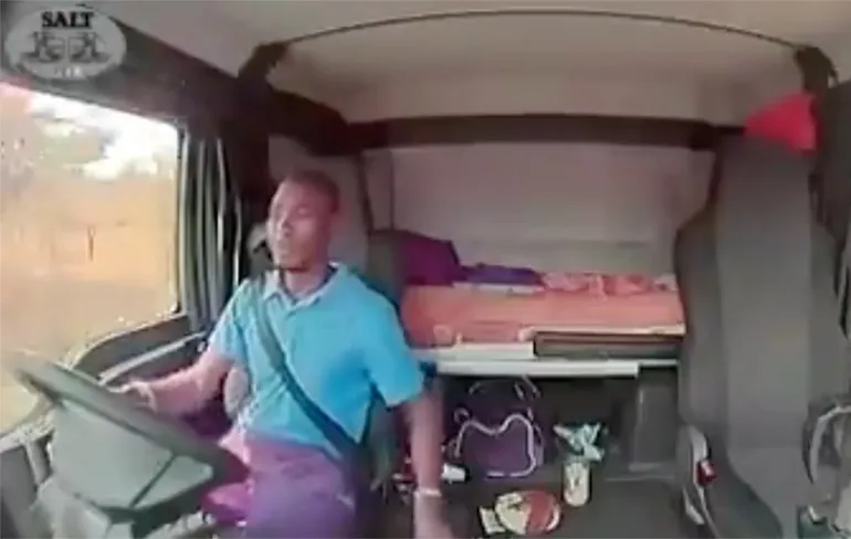Chauffeur in Zuid-Afrika houdt vrachtwagen op de weg bij poging overal