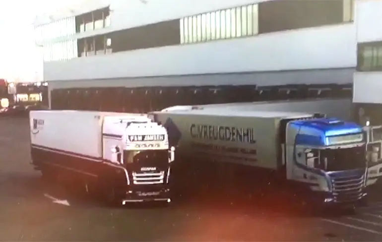 Chauffeur knalt zijn truck eventjes naar achteren