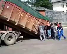 Chauffeur krijgt hulp met laden container