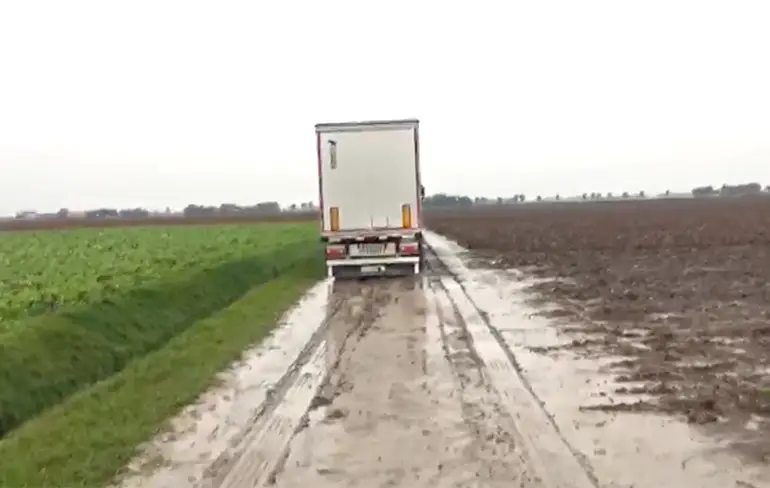 Chauffeur neemt een kortere weg... Geen succes