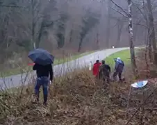 Chauffeur parkeert zijn auto iets eerder tijdens Franse rally