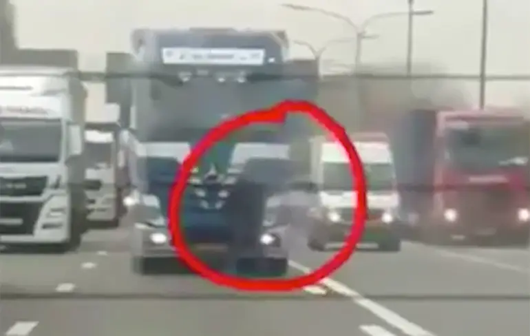 Chauffeur stopt midden op Belgische E17 voor een plaspauze