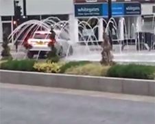 Chauffeur uit Engelse Wakefield wast auto in fontein