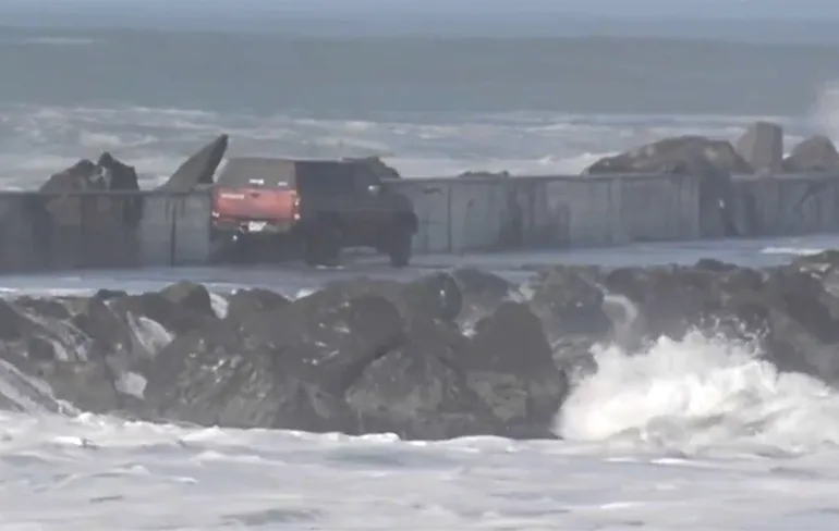 Chauffeur van Toyota slaat waarschuwing hoge golven in de wind...