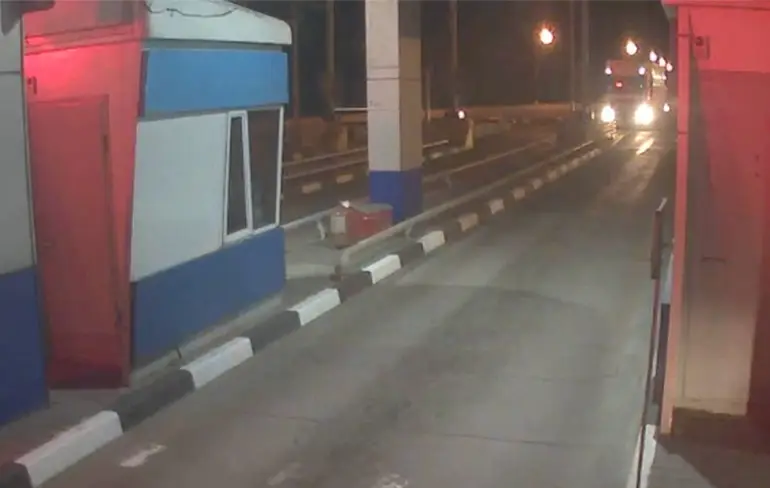 Chauffeur van vrachtwagen vergeet te remmen voor tolpoortje in Lipetsk