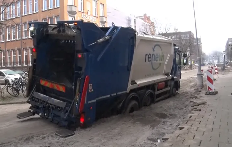 Chauffeur vuilniswagen dacht wel door opengebroken straat te kunnen rijden