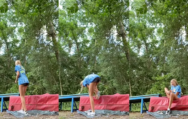 Cheerleader wordt gebeten door Koperkop slang en heeft het niet door