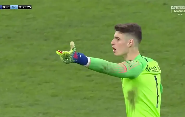 Chelsea-keeper Kepa weigert wissel en blijft staan, coach Sarri piswoest