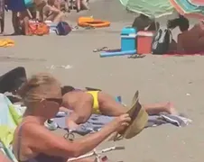 Chick denkt even dat ze alleen is op het strand!