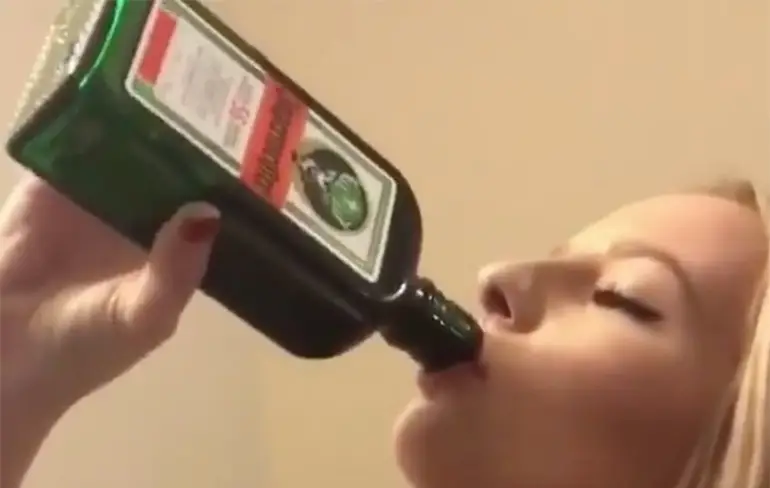 Chick gooit flesje Jägermeister naar binnen
