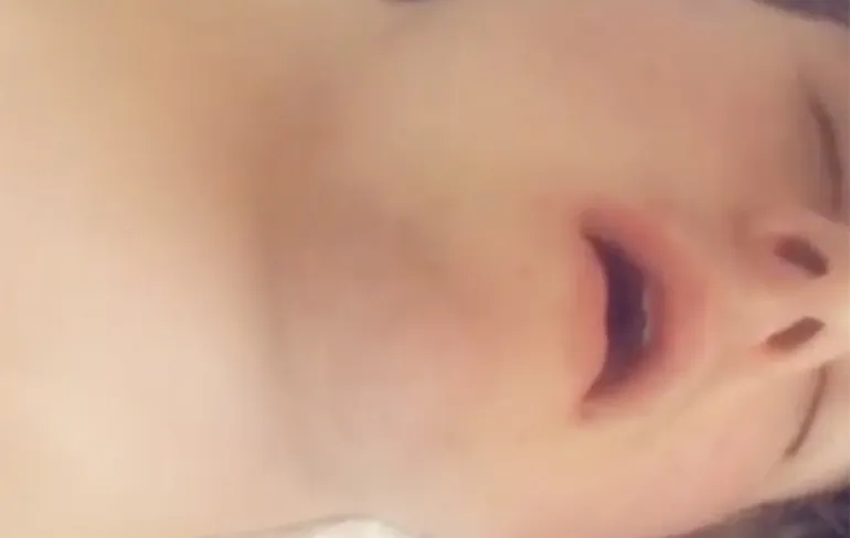 Chick haalt echt hele smerige grap uit met volgespoten rubber