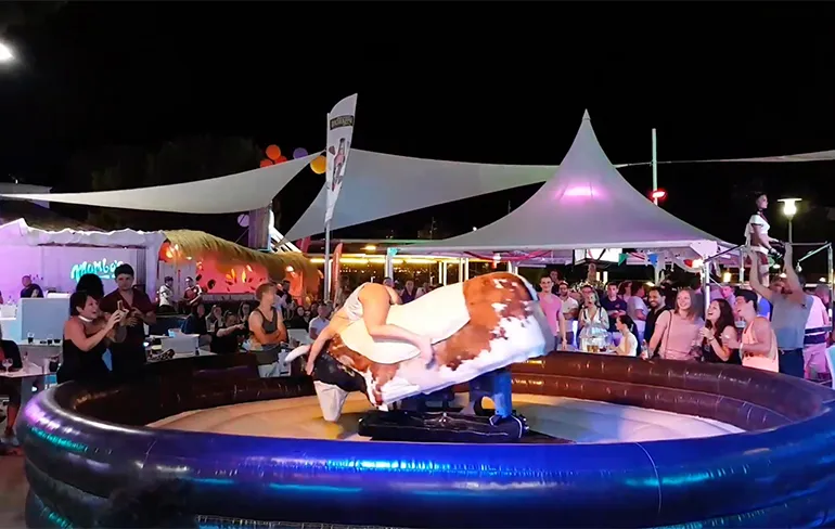 Chick in Magaluf wil mechanische stier niet los laten...