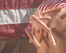 Chick krijgt lading Hot Dogs op haar kont geschoten!