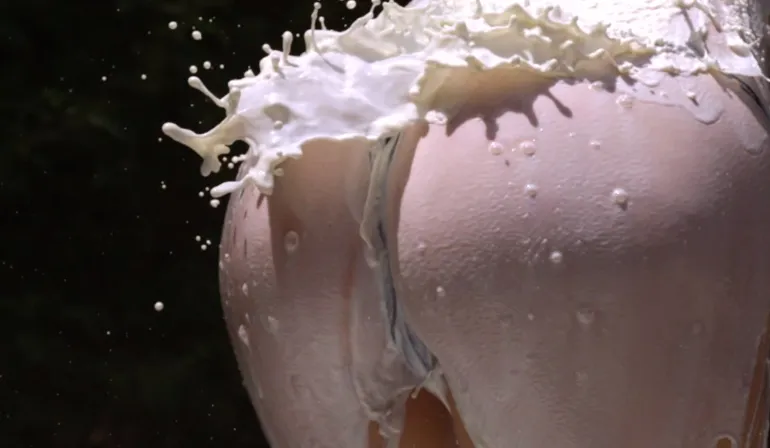 Chick krijgt liters melk over haar kontje heen