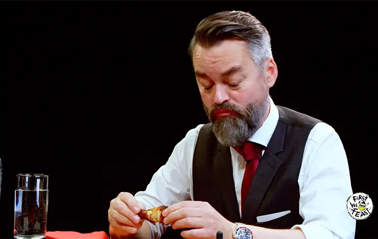 Chili Klaus gaat uitdaging hete peper eten aan in Hot Ones