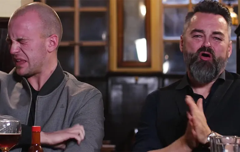 Chiliheads proberen de Carolina Reaper, de heetste peper ter wereld!