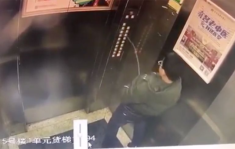 Chinees jongetje plast op bediening lift en veroorzaakt kortsluiting