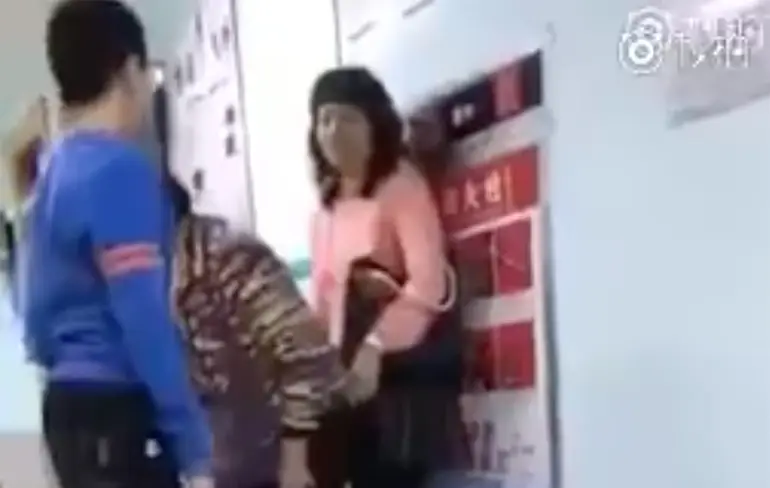 Chinees mannetje door het lint, omdat hij niet met mobiel mag spelen