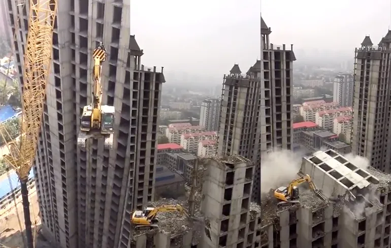 Chinees met ballen van staal sloopt gedeelte wolkenkrabber