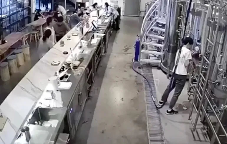 Chinese barman zit met zijn jatten aan verkeerde knop en verspilt veel bier