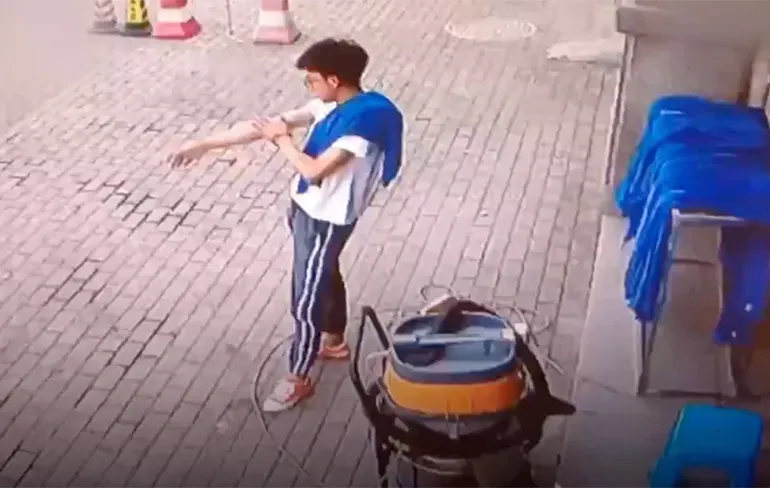 Chinese man heeft engeltje op zijn schouders als muur naar beneden pleurt