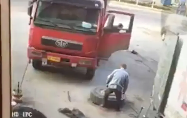 Chinese monteur gaat even vliegen na ontploffen band